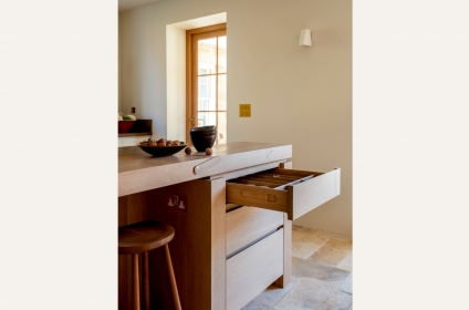 Artichoke Joinery in a Minimalist Architectural Setting Artichoke Joinery in a Minimalist Architectural Setting